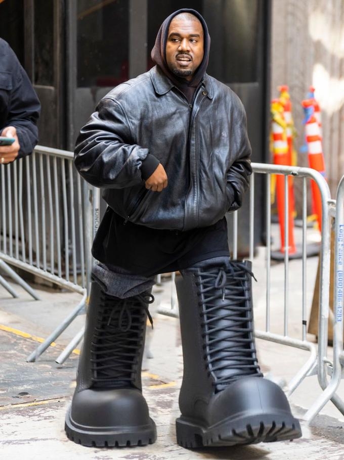 Lege med vant fatning Kanye West's Big Balenciaga Boots | Know Your Meme